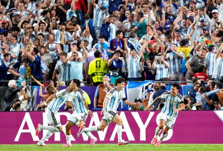 アルゼンチン－スイス　延長後半、チーム２点目のゴールを決め駆け出すアルゼンチンのアルバレス（右から２人目）＝カンザスシティー（共同）