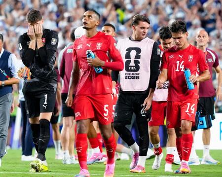 アルゼンチンに敗れ、顔を覆うスイスのＧＫコーベル（左端）＝カンザスシティー（共同）