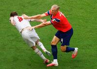 ノルウェー－イングランド　後半、激しく競り合うノルウェーのハーランド（右）とイングランドのアンダーソン＝マイアミ（共同）