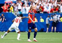 ノルウェー－イングランド　前半終了間際、ゴールを決め喜ぶイングランドのベリンガム（10）。右はノルウェーのハーランド＝マイアミ（共同）