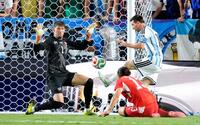 アルゼンチン－スイス　後半、アルゼンチンのメッシ（右上）がゴールを狙うがオフサイドとなる。ＧＫコーベル＝カンザスシティー（共同）