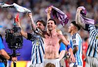 スイスに勝利し、喜ぶアルゼンチンのメッシ（中央）＝カンザスシティー（共同）