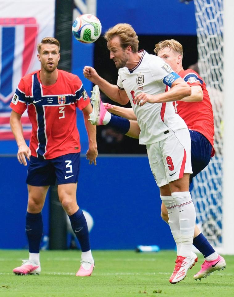 前半、競り合うイングランドのケーン（９）＝マイアミ（共同）