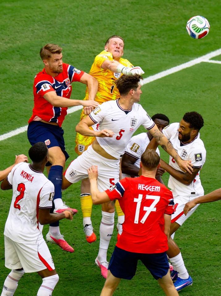 ノルウェー－イングランド　後半、パンチングでクリアするイングランドのＧＫピックフォード（上右）＝マイアミ（共同）