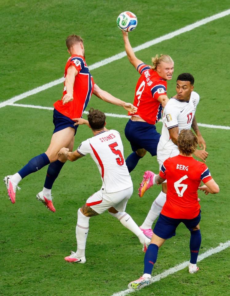 延長前半、競り合うノルウェーのハーランド（上中央）＝マイアミ（共同）