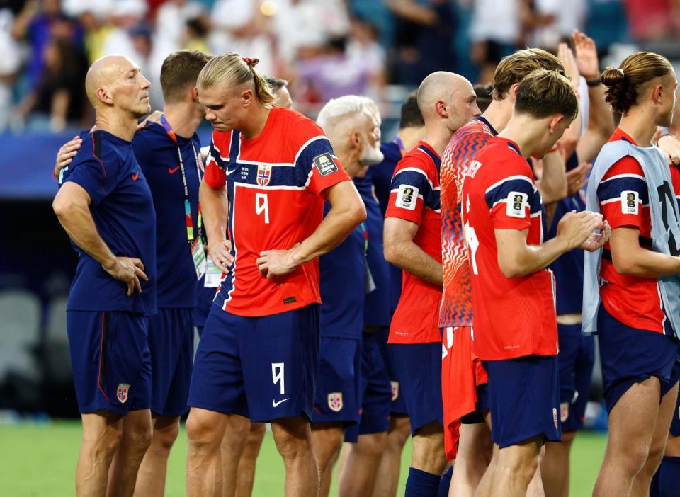 イングランドに敗れ、うつむくノルウェーのハーランド（９）＝マイアミ（共同）