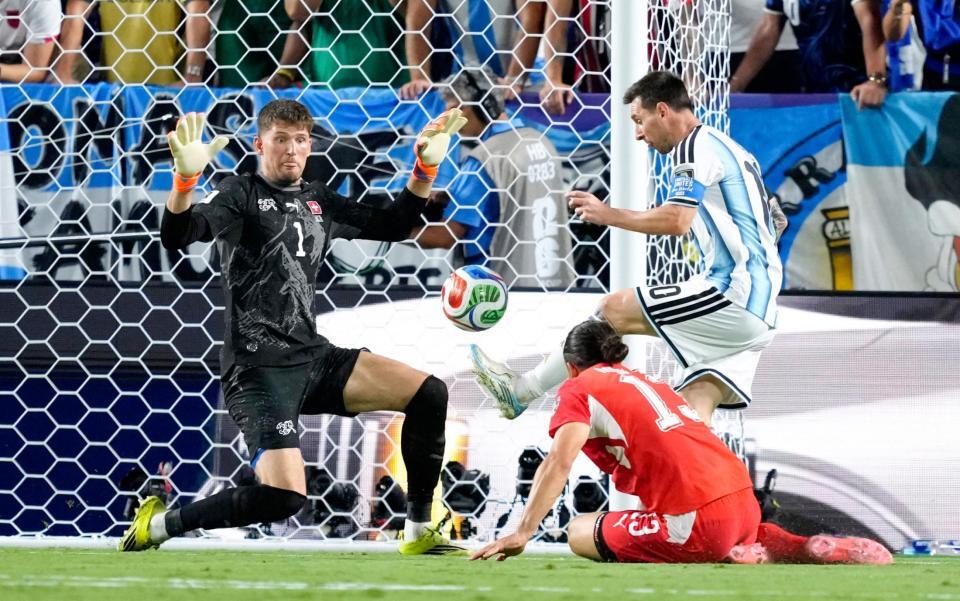 アルゼンチン－スイス　後半、アルゼンチンのメッシ（右上）がゴールを狙うがオフサイドとなる。ＧＫコーベル＝カンザスシティー（共同）