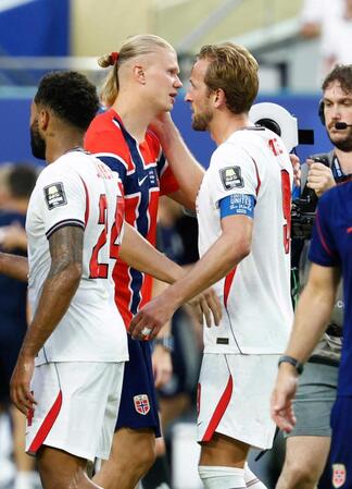 　試合を終え、健闘をたたえ合うノルウェーのハーランド（左奥）とイングランドのケーン（共同）