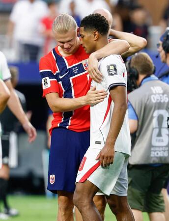 試合を終え、健闘をたたえ合うノルウェーのハーランド（左）とイングランドのベリンガム＝マイアミ（共同）