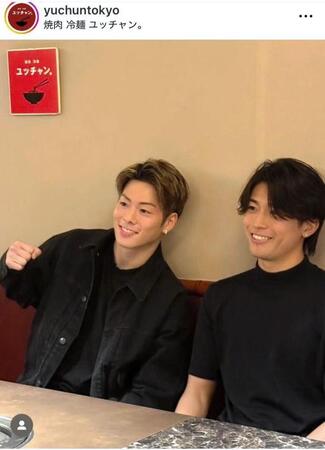 Ｗ杯前に三浦孝太（左）と中村敬斗。「焼肉・冷麺ユッチャン。」の公式インスタグラム＠ｙｕｃｈｕｎｔｏｋｙｏ（６月１７日付）より