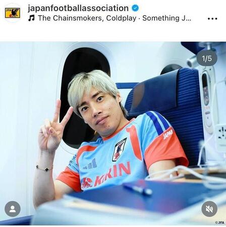 移動中の機内で。日本サッカー協会のインスタグラム＠ｊａｐａｎｆｏｏｔｂａｌｌａｓｓｏｃｉａｔｉｏｎより 