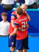 ノルウェー－イングランド　前半、先制ゴールを決めたシェルデルップ（手前）を祝福するノルウェーのハーランド＝マイアミ（共同）