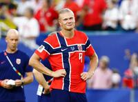 イングランドに敗れ、ぼうぜんとするノルウェーのハーランド＝マイアミ（共同）