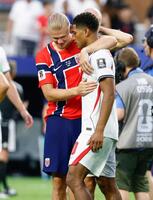 試合を終え、健闘をたたえ合うノルウェーのハーランド（左）とイングランドのベリンガム＝マイアミ（共同）