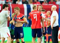 試合を終え、ノルウェーのハーランド（９）と健闘をたたえ合うイングランドのケーン＝マイアミ（共同）
