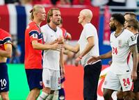 試合を終え、ノルウェーのソルバッケン監督らと健闘をたたえ合うイングランドのケーン（左から２人目）。左端はハーランド＝マイアミ（共同）