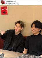 Ｗ杯前に三浦孝太（左）と中村敬斗。「焼肉・冷麺ユッチャン。」の公式インスタグラム＠ｙｕｃｈｕｎｔｏｋｙｏ（６月１７日付）より