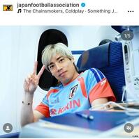 移動中の機内で。日本サッカー協会のインスタグラム＠ｊａｐａｎｆｏｏｔｂａｌｌａｓｓｏｃｉａｔｉｏｎより 