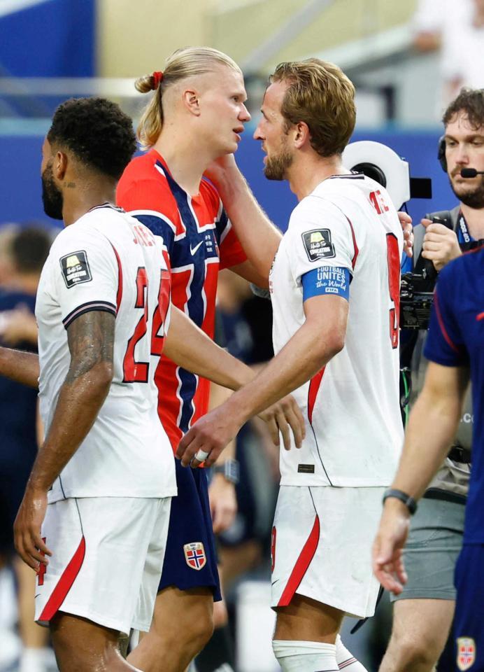 　試合を終え、健闘をたたえ合うノルウェーのハーランド（左奥）とイングランドのケーン（共同）