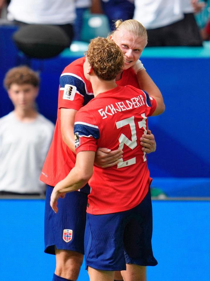 ノルウェー－イングランド　前半、先制ゴールを決めたシェルデルップ（手前）を祝福するノルウェーのハーランド＝マイアミ（共同）
