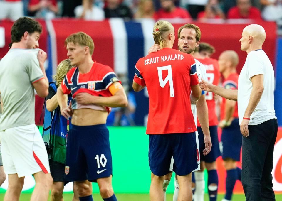 試合を終え、ノルウェーのハーランド（９）と健闘をたたえ合うイングランドのケーン＝マイアミ（共同）