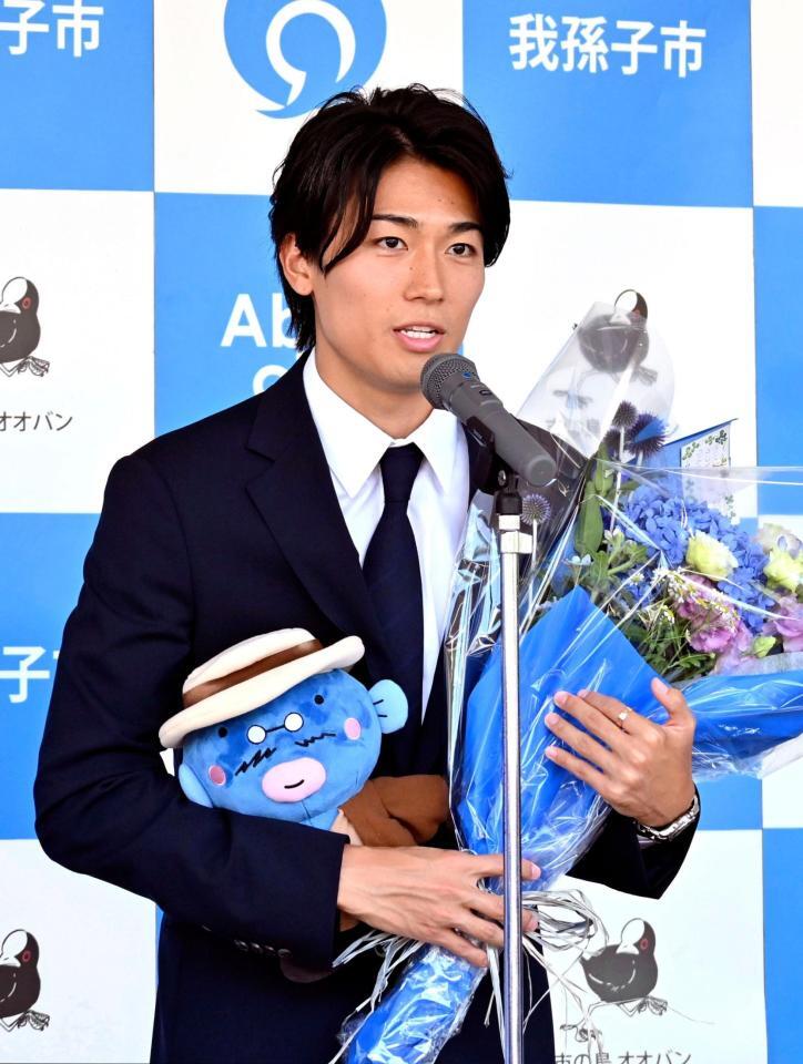 我孫子市役所を訪問し、あいさつする中村敬斗＝10日