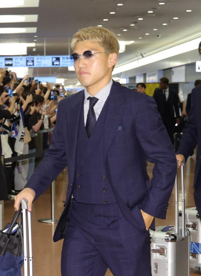 米国から帰国した日本代表・堂安律＝２日、羽田空港