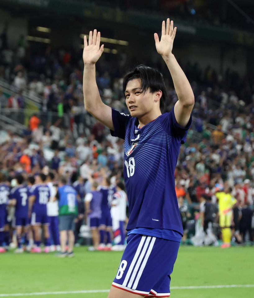 チュニジア戦後、サポーターに手を振る日本代表・上田綺世＝６月２０日、モンテレイ