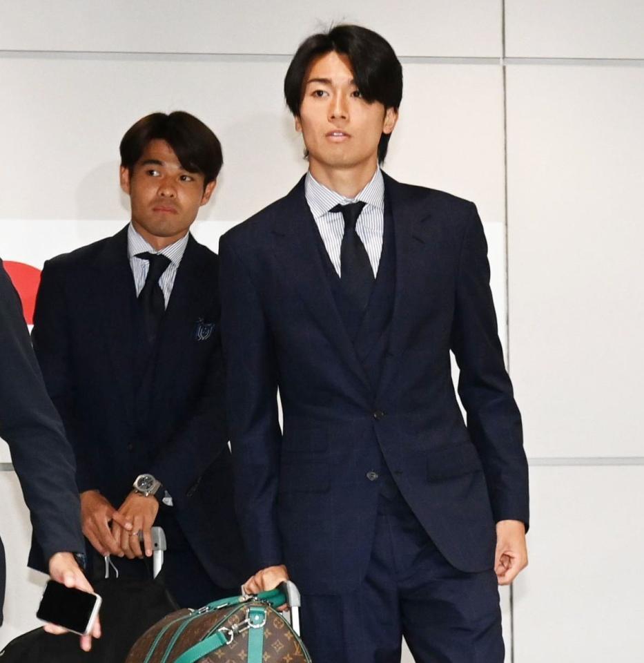 帰国した中村敬斗。後ろは佐野海舟＝２日、成田空港