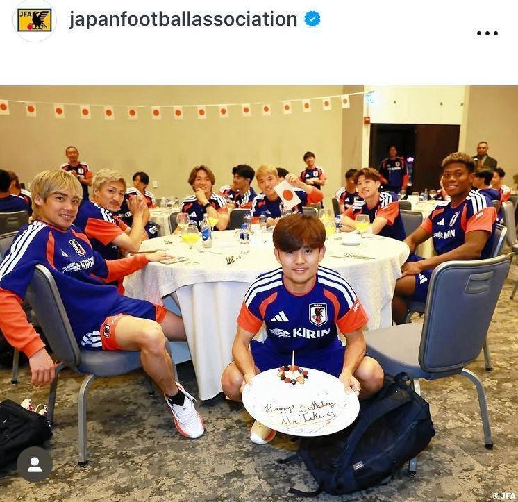 久保建英の誕生日をお祝い。日本サッカー協会のインスタグラム＠ｊａｐａｎｆｏｏｔｂａｌｌａｓｓｏｃｉａｔｉｏｎより 