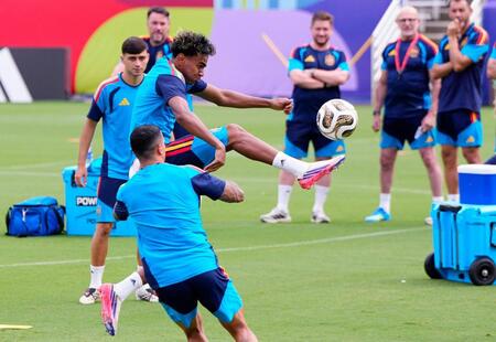 準決勝のフランス戦に向け最終調整するスペインのヤマル（左手前から２人目）＝共同