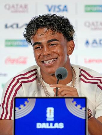 準決勝のフランス戦を前に記者会見するスペインのヤマル（共同）