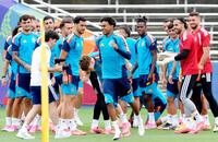 準決勝のフランス戦に向けた練習で、誕生日を祝福されるスペインのヤマル（中央）＝共同