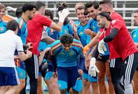 準決勝のフランス戦に向けた練習で、誕生日を祝福されるスペインのヤマル（中央下）＝共同