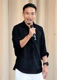　母校の愛媛県西条市立神拝小学校を訪れ、児童らに話をする長友