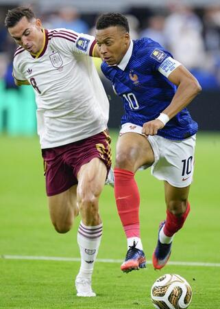 競り合うフランスのエムバペ（右）＝提供・共同通信社