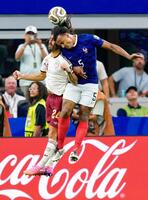 前半、ヘディングで競り合うフランスのクンデ（右）とスペインのククレリャ＝ダラス（共同）