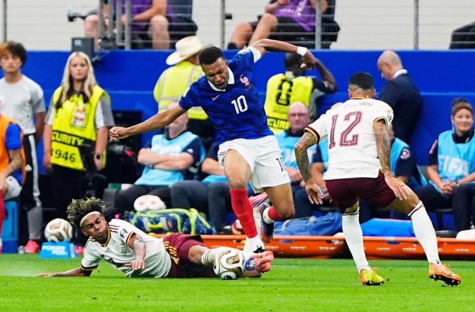 後半、競り合うスペインのヤマル（左）とフランスのエムバペ（共同）