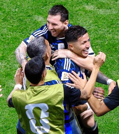 後半、同点ゴールを決めたフェルナンデス（右）を祝福するアルゼンチンのメッシ（共同）
