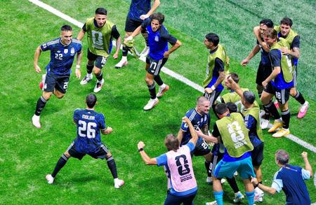 試合終了間際、Ｌａ・マルティネス（左端）の決勝ゴールを喜ぶアルゼンチンの選手たち（共同）