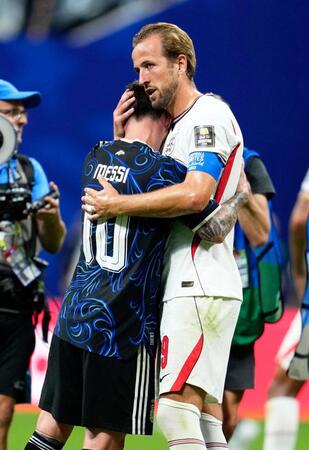 試合後、アルゼンチンのメッシ（左）と健闘をたたえ合うイングランドのケーン（共同）