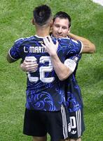 試合終了間際、決勝ゴールを決めたＬａ・マルティネス（手前）を祝福するアルゼンチンのメッシ（提供・共同通信社）