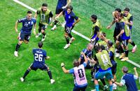 試合終了間際、Ｌａ・マルティネス（左端）の決勝ゴールを喜ぶアルゼンチンの選手たち（共同）