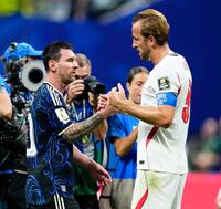 試合後、健闘をたたえ合うアルゼンチンのメッシ（左）とイングランドのケーン（共同）