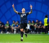後半、同点ゴールを決め喜ぶアルゼンチンのフェルナンデス（共同）