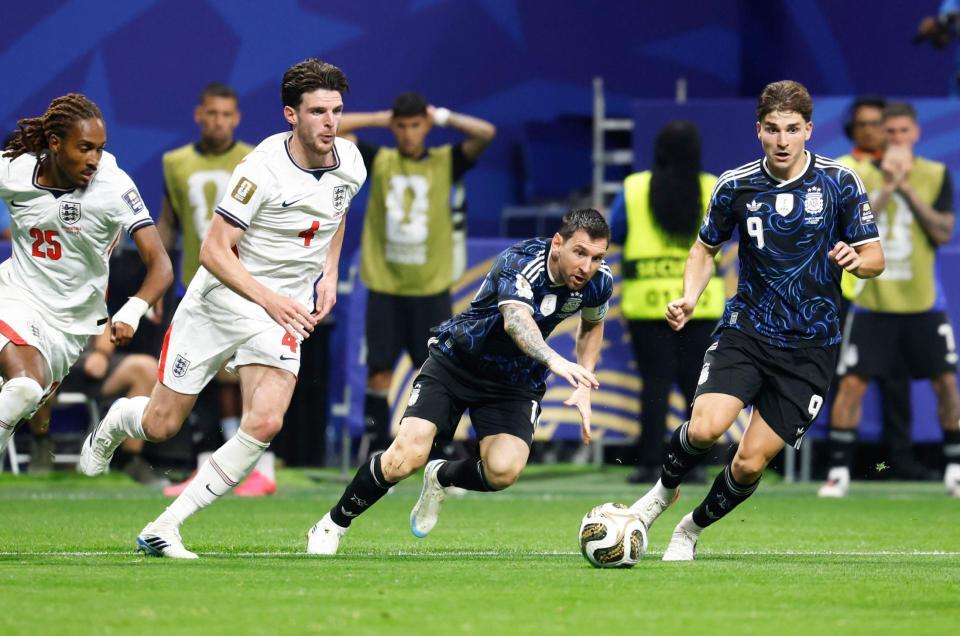 後半、競り合うアルゼンチンのメッシ（右から２人目）＝共同