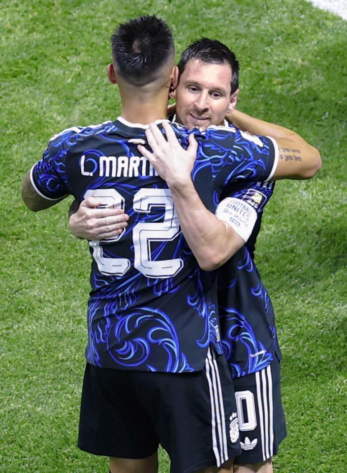 試合終了間際、決勝ゴールを決めたＬａ・マルティネス（手前）を祝福するアルゼンチンのメッシ（提供・共同通信社）