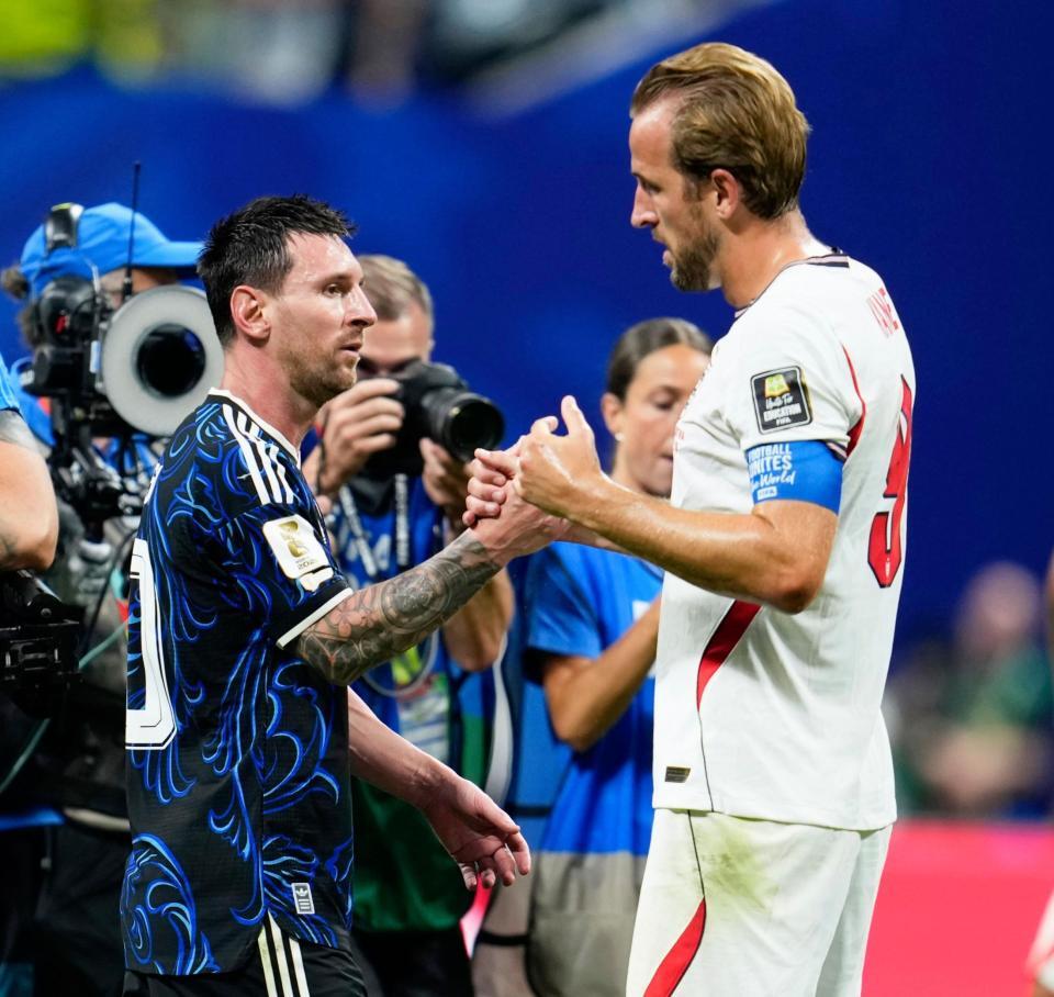 試合後、健闘をたたえ合うアルゼンチンのメッシ（左）とイングランドのケーン（共同）
