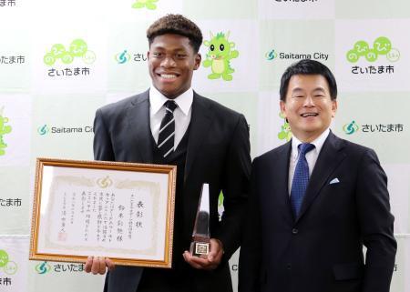 　さいたま市から「スポーツ特別功労賞」を贈られ、清水勇人市長（右）と写真に納まる鈴木彩艶＝１７日、さいたま市役所
