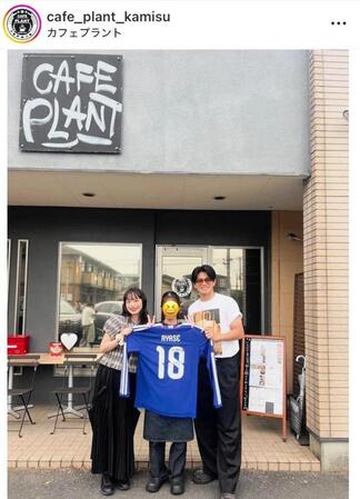 上田綺世夫妻。「カフェプラント」の公式インスタグラム＠ｃａｆｅ＿ｐｌａｎｔ＿ｋａｍｉｓｕ（７月１７日付）より
